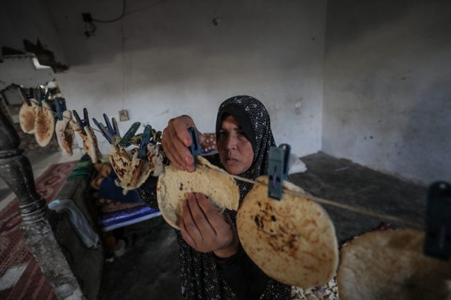 Gazzeli kadın ekmek kırıntılarını satarak ailesine bakıyor