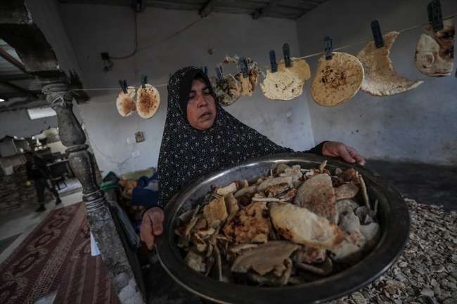 Gazzeli kadın ekmek kırıntılarını satarak ailesine bakıyor