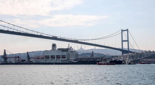 Dev gemi İstanbul Boğazı'ndan geçti