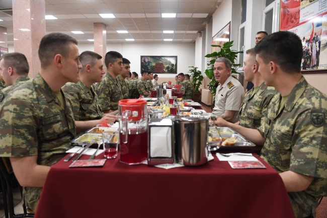 Orgeneral Akar, erbaş ve erlerle iftar yaptı