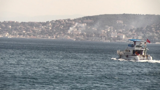 Büyükada'da 3 katlı binanın çatısında yangın