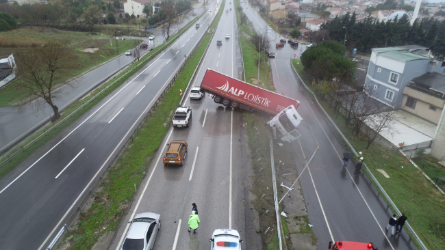 Bariyerleri yıkan tır iki yol arasında asılı kaldı