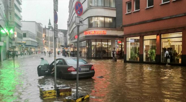 Almanya'da şiddetli yağış hayatı felç etti