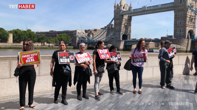 Londra'daki Türkler artan bıçaklı saldırıları protesto etti