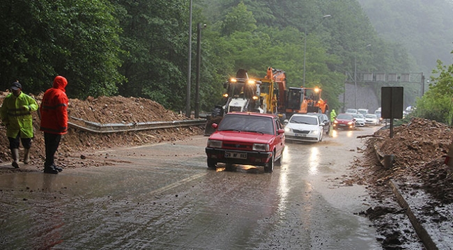 Sağanak yağış nedeniyle Giresun-Trabzon sahil yolu tek yönlü ulaşıma kapandı