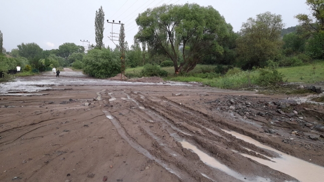 Giresun'da sağanak: Dere taştı, yollar çamurla kaplandı