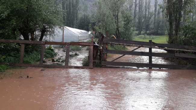 Giresun'da sağanak: Dere taştı, yollar çamurla kaplandı