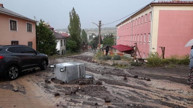 Giresun'da sağanak: Dere taştı, yollar çamurla kaplandı