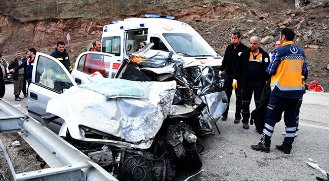 Gümüşhane'de tır ile otomobil çarpıştı: 3 ölü, 1 yaralı