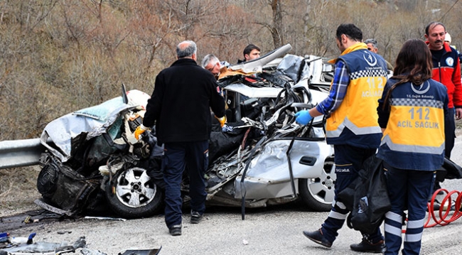 Gümüşhane'de tır ile otomobil çarpıştı: 3 ölü, 1 yaralı