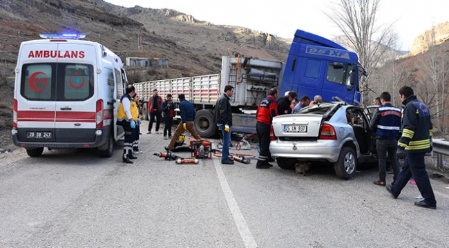 Gümüşhane'de tır ile otomobil çarpıştı: 3 ölü, 1 yaralı