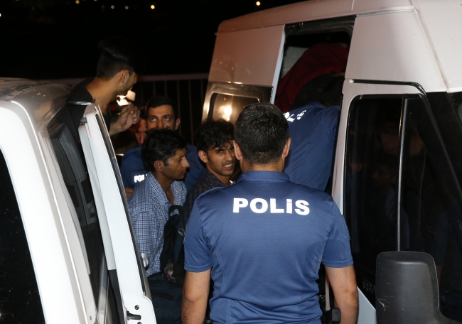 Polisi görünce 20 göçmeni bırakıp kaçtılar