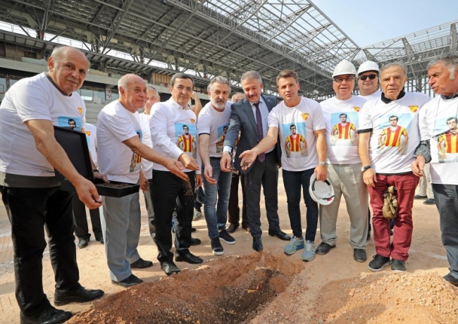 Göztepe'de efsane kaptanın toprağı yeni statta