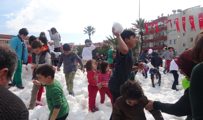 Güneşli günlerin yaşandığı Anamur’da kar savaşı