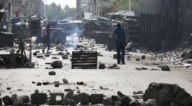 Haiti'de yakıta zam planı halkı sokağa döktü