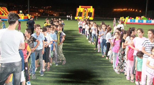 Hakkari'de çocuklar çifte bayram yaşadı