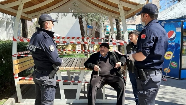 Uyarıları dikkate almayıp evden çıkan yaşlılar polislerce de uyarılıyor. Foto: DHA