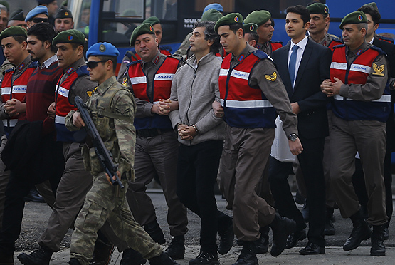 Davanın iki numaralı sanığı Gökhan Şahin Sönmezateş (gri ceketli)