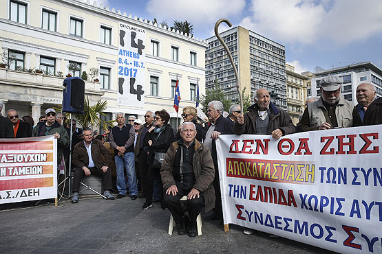 Yunanistan'da emekliler maaş kesintilerini protesto etti