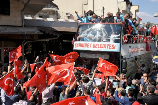 Türkiye engel tanımayan kahramanları bağrına bastı