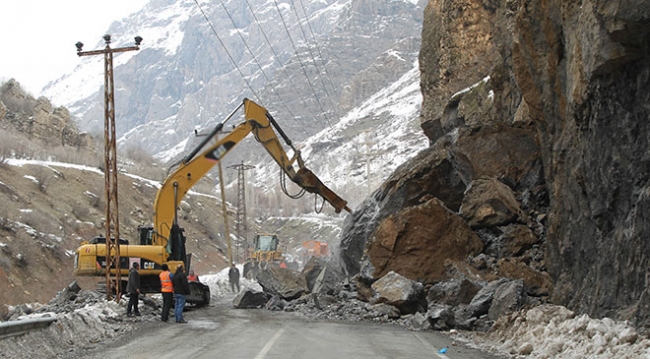 Hakkari-Çukurca kara yoluna dev kayalar düştü