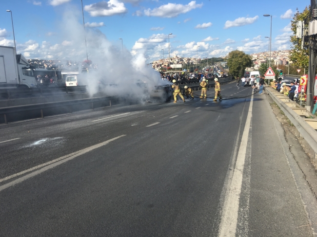 Haliç Köprüsü girişinde otomobil yandı, trafik felç oldu