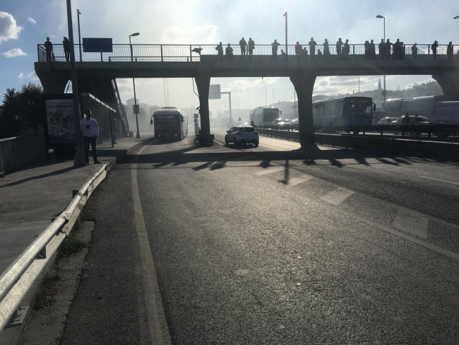 Haliç Köprüsü girişinde otomobil yandı, trafik felç oldu