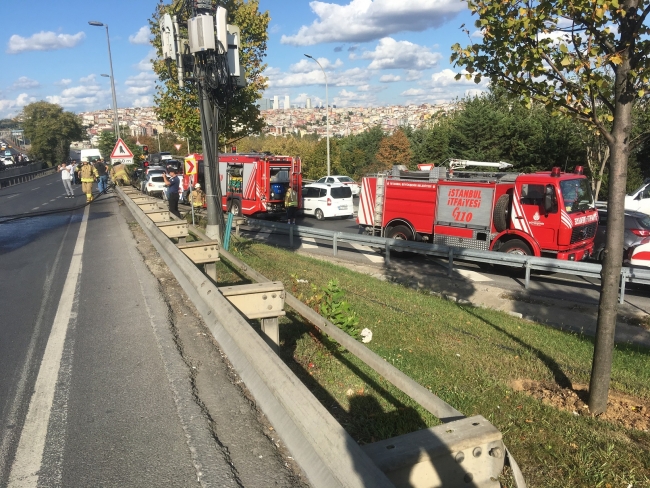 Haliç Köprüsü girişinde otomobil yandı, trafik felç oldu