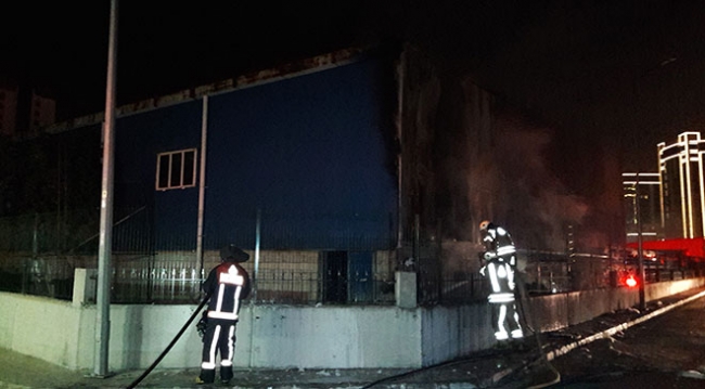 Fabrikada çıkan yangın hastanede paniğe neden oldu