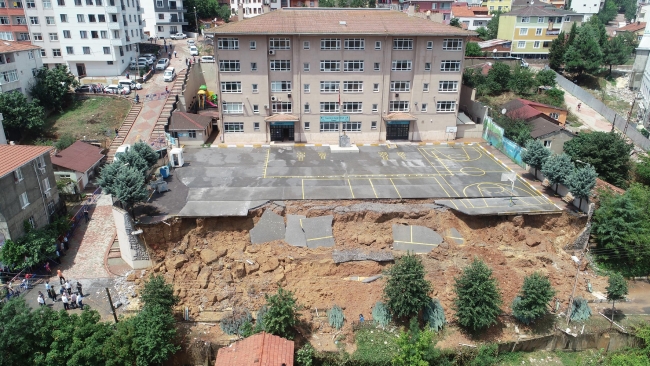 İstanbul Sancaktepe'de okul duvarı çöktü