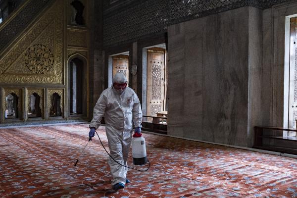 Sultanahmet Camii ilk Cuma namazı için dezenfekte edildi