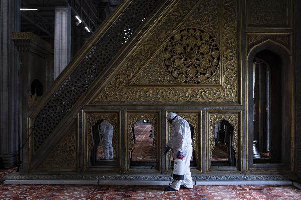 Sultanahmet Camii ilk Cuma namazı için dezenfekte edildi