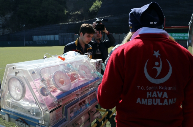 Ambulans helikopter Afgan bebek için havalandı