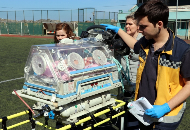 Ambulans helikopter Afgan bebek için havalandı