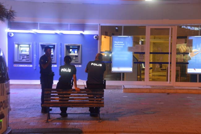 Kartını ATM'ye kaptırdı, bankanın camını kırıp kendini ihbar etti