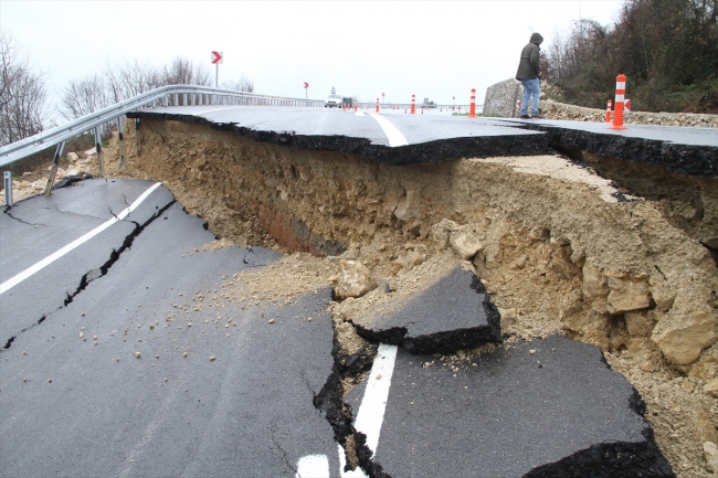 Düzce'de heyelan nedeniyle yol trafiğe kapatıldı