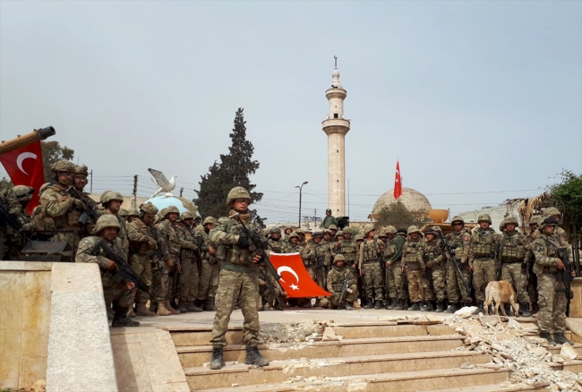 Afrin Şehir Merkezi'ni teröristlerden temizleyen Mehmetçik, hilal oluşturarak zafer pozu verdi. 