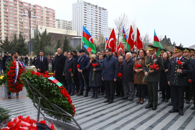 Azerbaycanlılar, Hocalı'da katledilenleri anmak için Ana Feryadı Anıtı'na akın etti