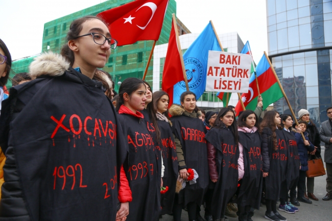 Azerbaycanlılar, Hocalı'da katledilenleri anmak için Ana Feryadı Anıtı'na akın etti