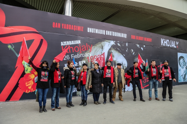 Azerbaycanlılar, Hocalı'da katledilenleri anmak için Ana Feryadı Anıtı'na akın etti