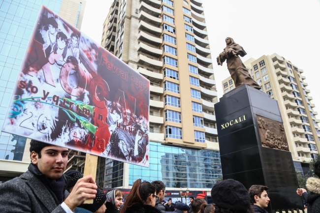 Azerbaycanlılar, Hocalı'da katledilenleri anmak için Ana Feryadı Anıtı'na akın etti