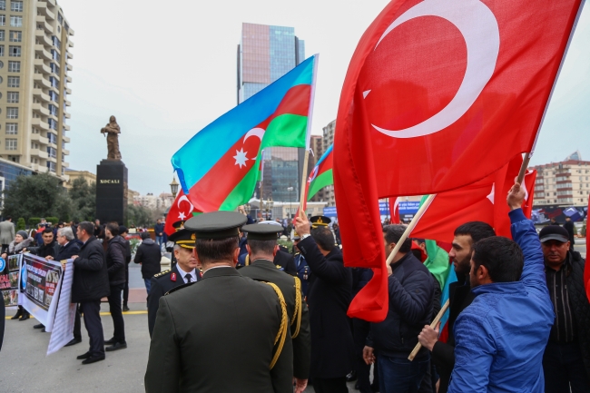 Azerbaycanlılar, Hocalı'da katledilenleri anmak için Ana Feryadı Anıtı'na akın etti