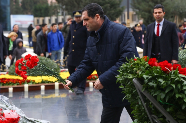 Azerbaycanlılar, Hocalı'da katledilenleri anmak için Ana Feryadı Anıtı'na akın etti