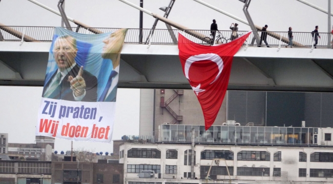 Hollanda'da köprüye Türk bayrağı ve Erdoğan'ın resmi asıldı