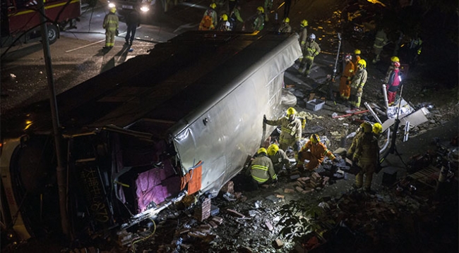 Hong Kong'da otobüs devrildi: 18 ölü