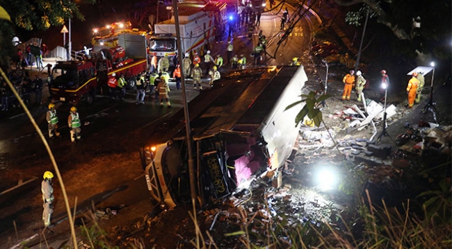 Hong Kong'da otobüs devrildi: 18 ölü