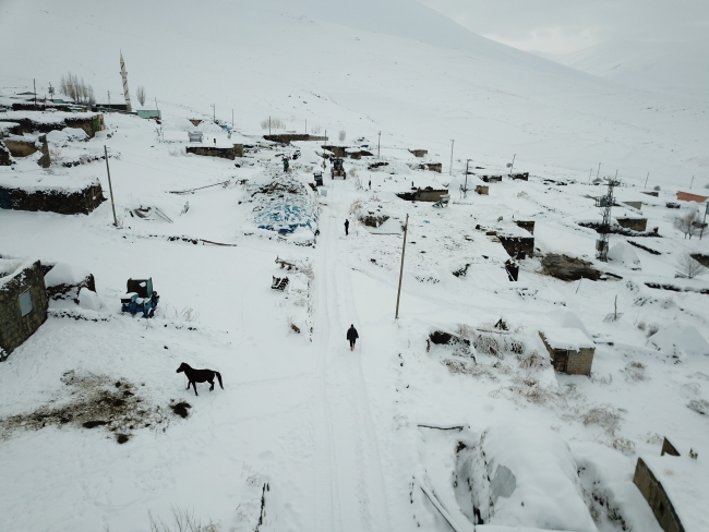 358 yol kar yağışından ulaşıma kapandı