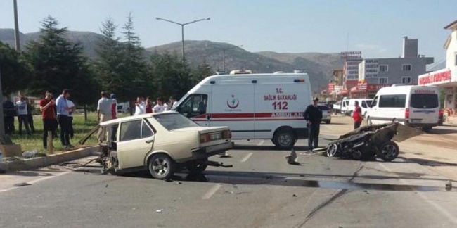 İkiye ayrılan otomobilden hafif sıyrıklarla kurtuldular