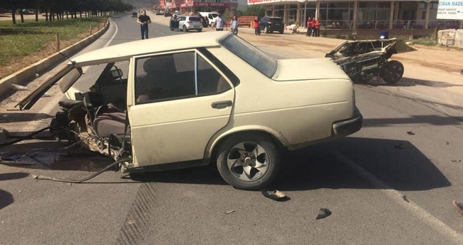 İkiye ayrılan otomobilden hafif sıyrıklarla kurtuldular