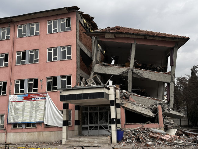 "Hiçbir savaş meydanında bu kadar enkazı, acıyı bir arada görmedim"